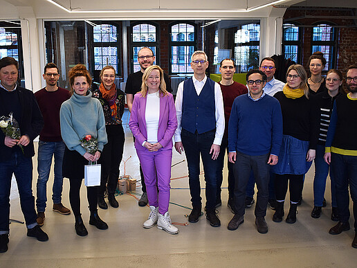 Das Dozierenden-Team Anita Sekyra und Daniel Winkler sowie der Prorektorin für Bildung und Internationales, Professorin Sophia Keil steht in Reihe und lächelt in die Kamera.